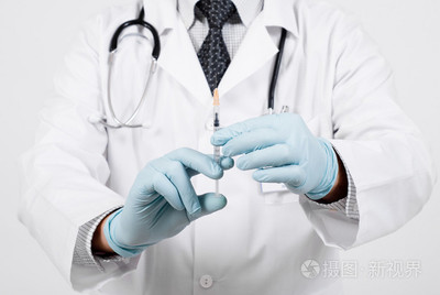 寵物醫(yī)療中的守護(hù)者 注射器在手準(zhǔn)備注射的醫(yī)生